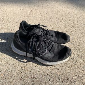 Black Nike running shoes 8.5⭐️